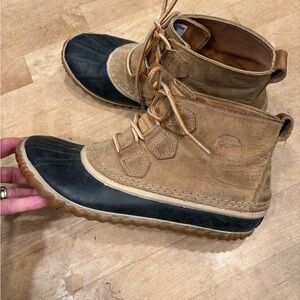 Women’s Sorel Tan and Black Leather Boots Sz 8.5